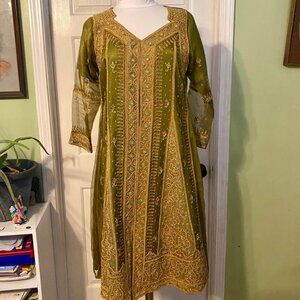 Women’s Indian dress. Sz L. Gorgeous green and gold holiday perfect. New.